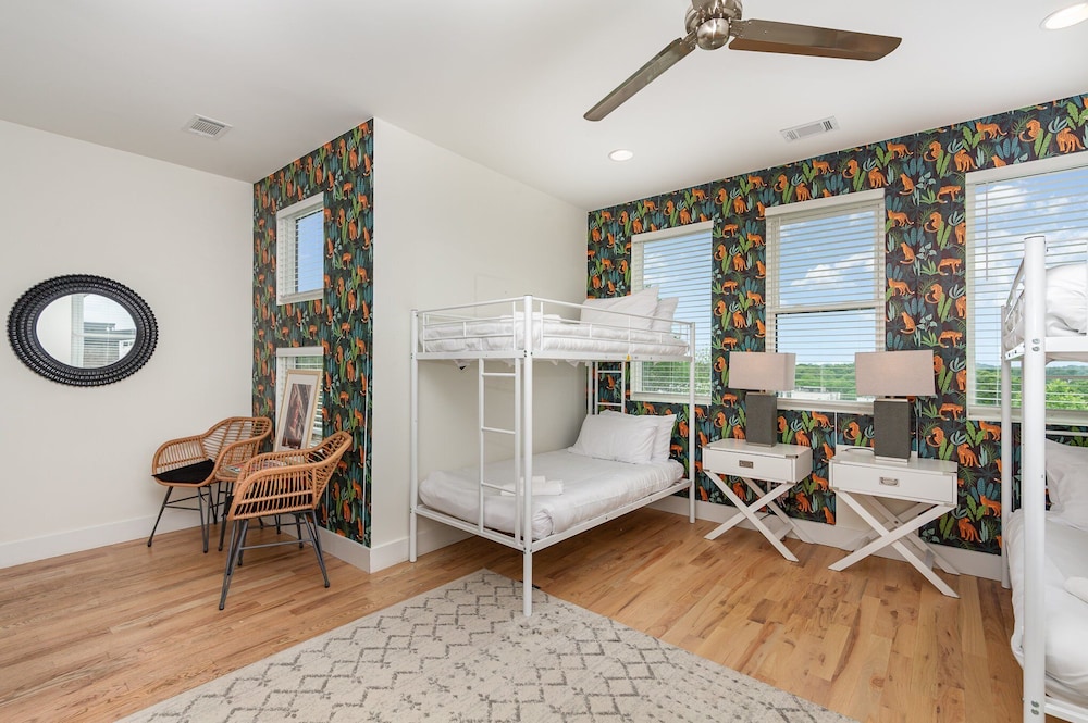 Citrine-private Patio & Balcony-near Germantown