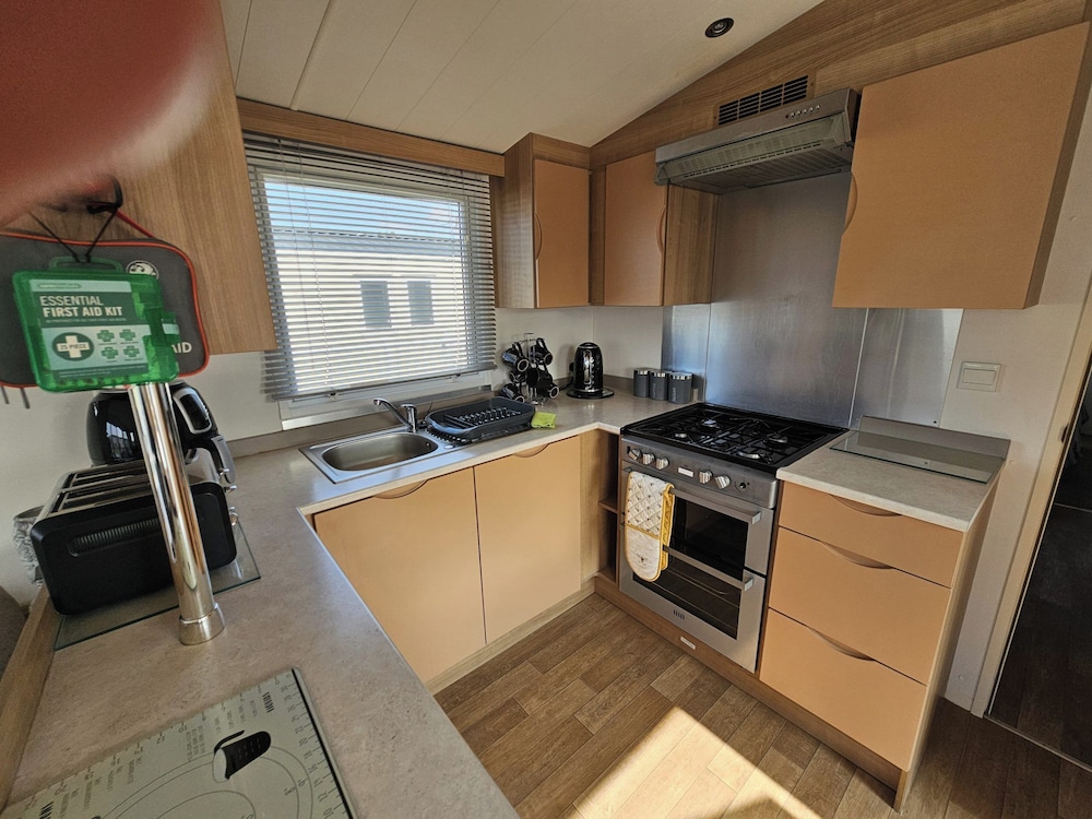 Angie 2 Bed Rhyl Robinhood