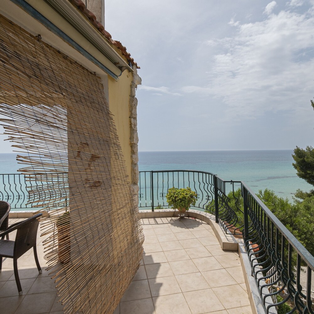 Poseidon Seafront Apartment by Rentalspro