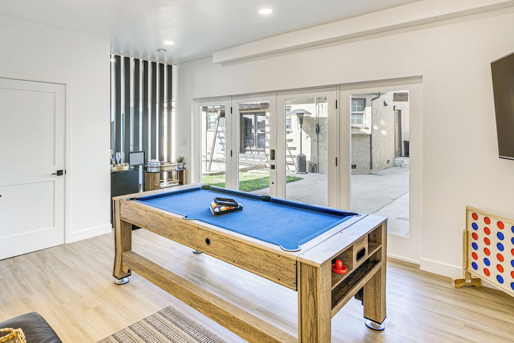 4 Mi to Sofi Stadium: Pet-friendly LA Area Home