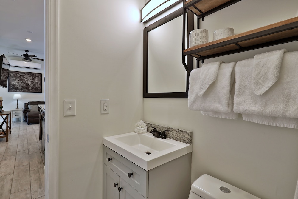 Rutland Vacations - Rutland's Hidden Gem: 2 Br/1ba Renovated Home Close To Everything 2 Bedroom Home - Property Image 11