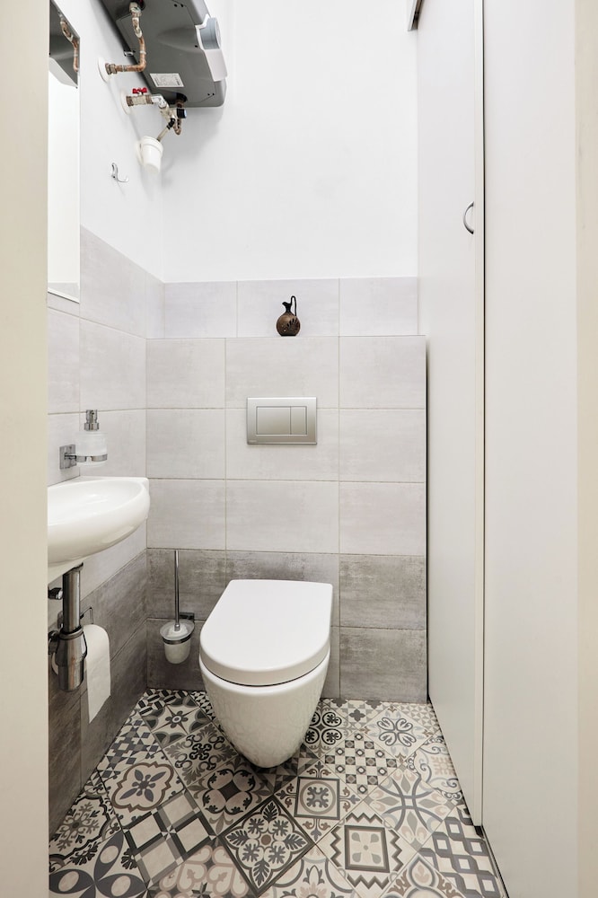 Room & Parking Assistance