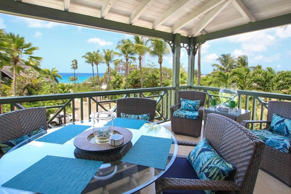 Ocean views apt with shared rooftop pool: Beacon Hill Surf by BSL Rentals