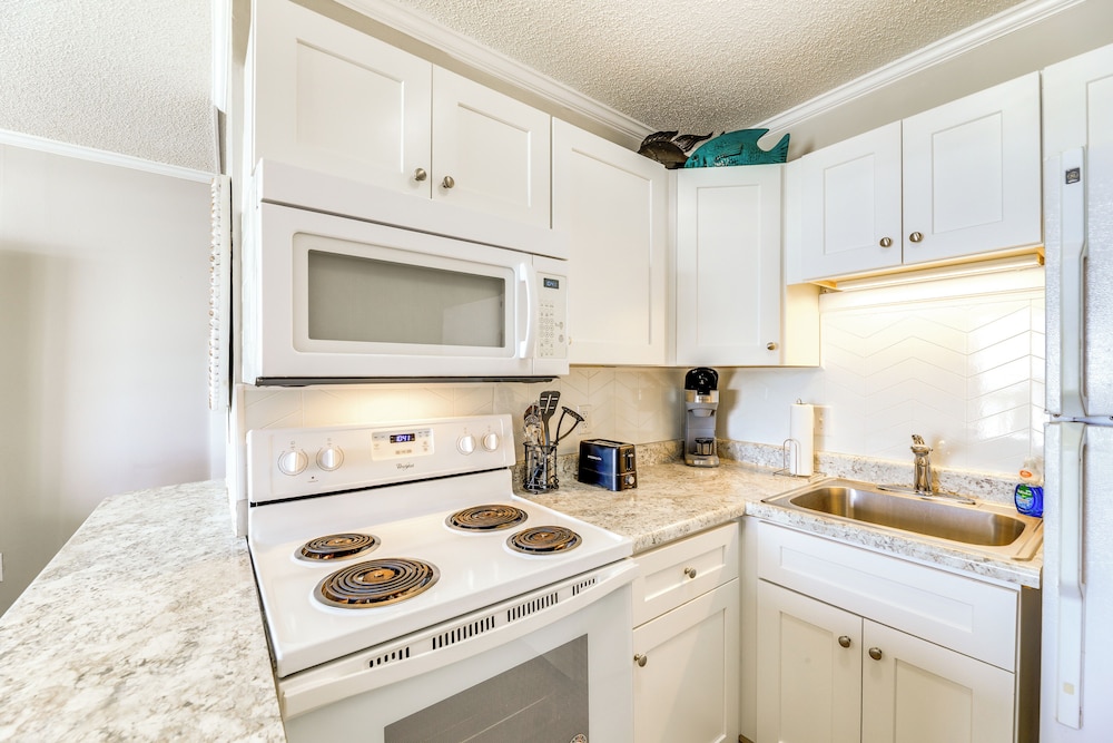 Oceanfront Gem w/ Views in North Topsail Beach