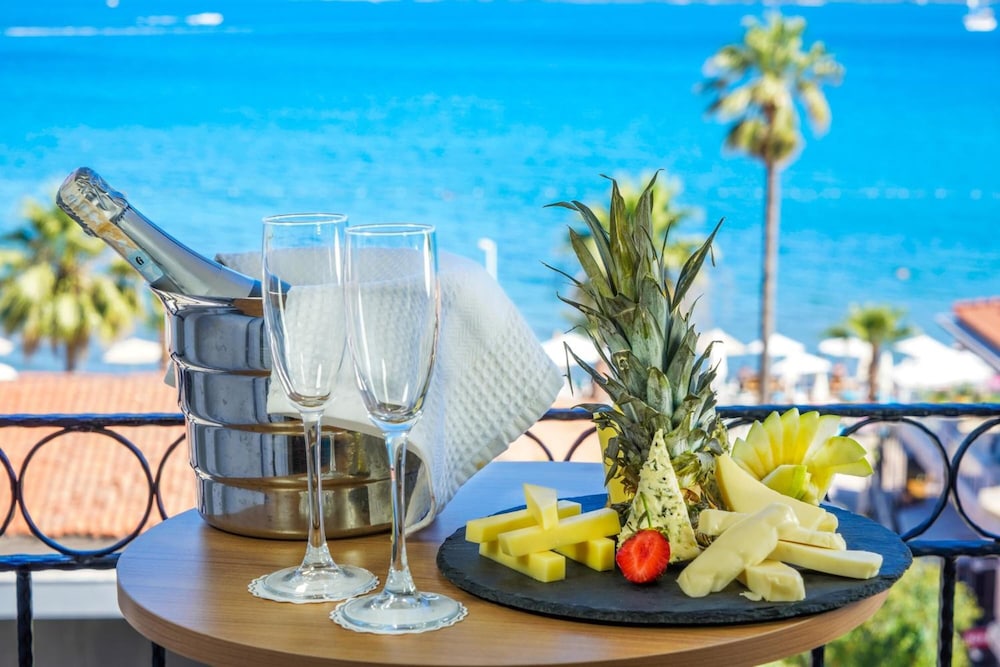 Aurasia SeaSide Hotel - Image 4