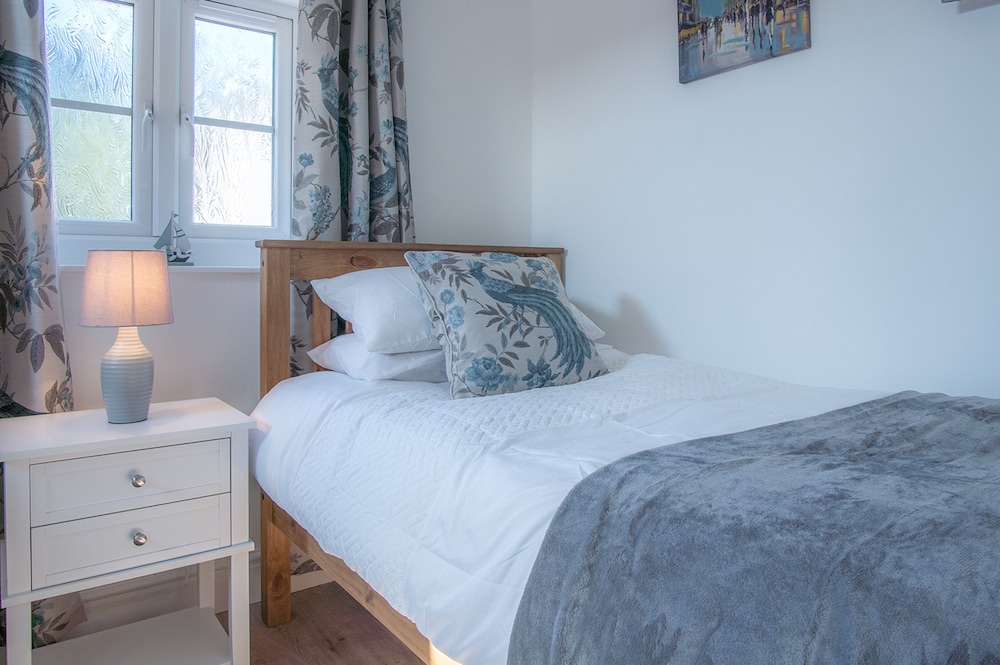 Glebe Cottage - St Florence view 4