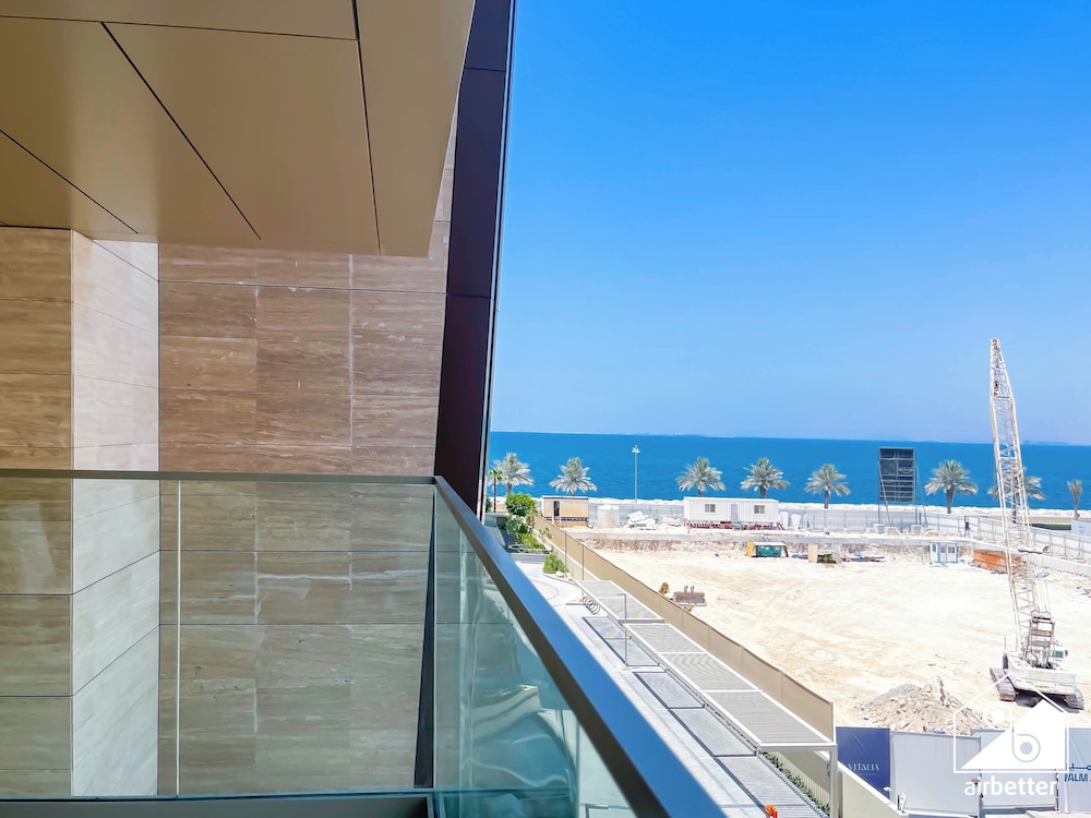 Luxury Beachfront 1BR on Palm Jumeirah & Balcony