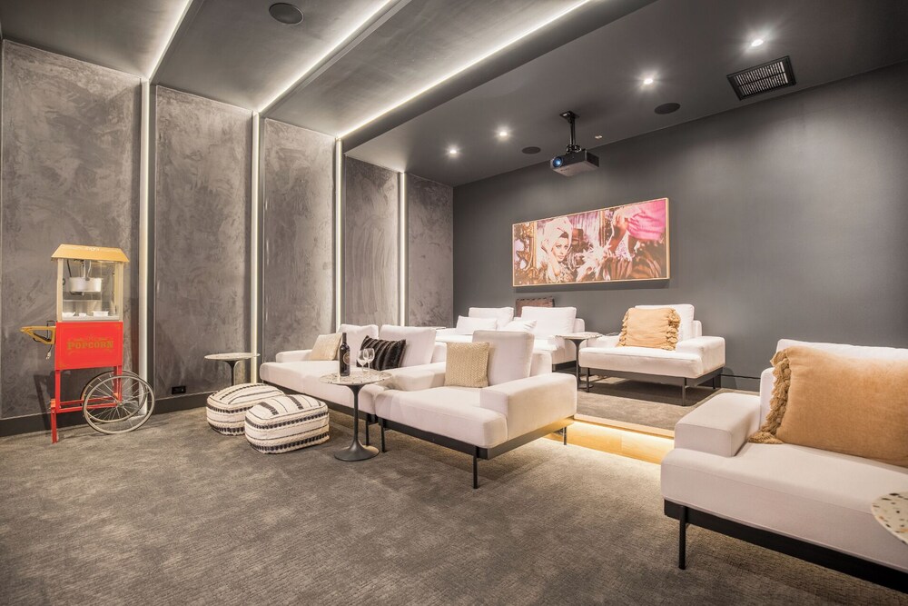 Hutton Villa - 5-bedroom Retreat in Iconic Beverly Hills Oasis