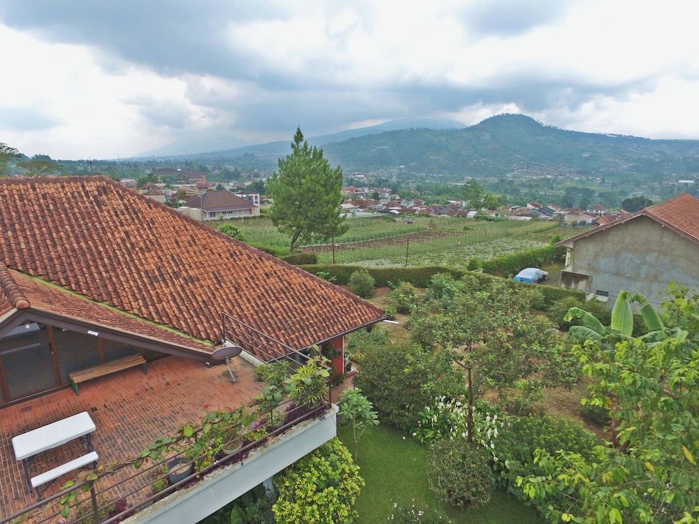 Vila Bunga Merah Gelatik