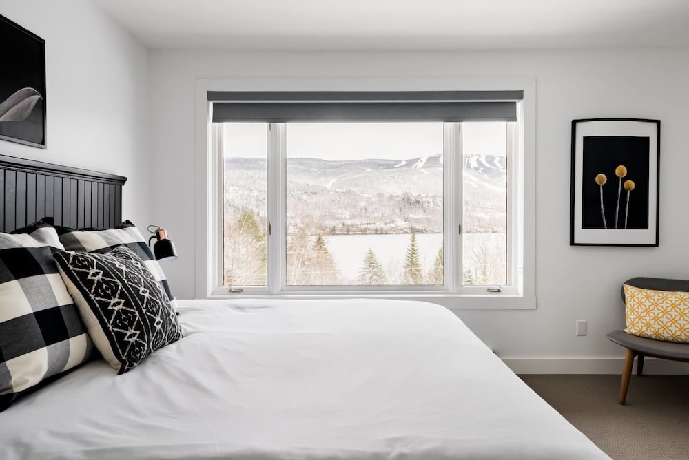 Commodious Condominium in Tranquil Lakeside Setting view 5