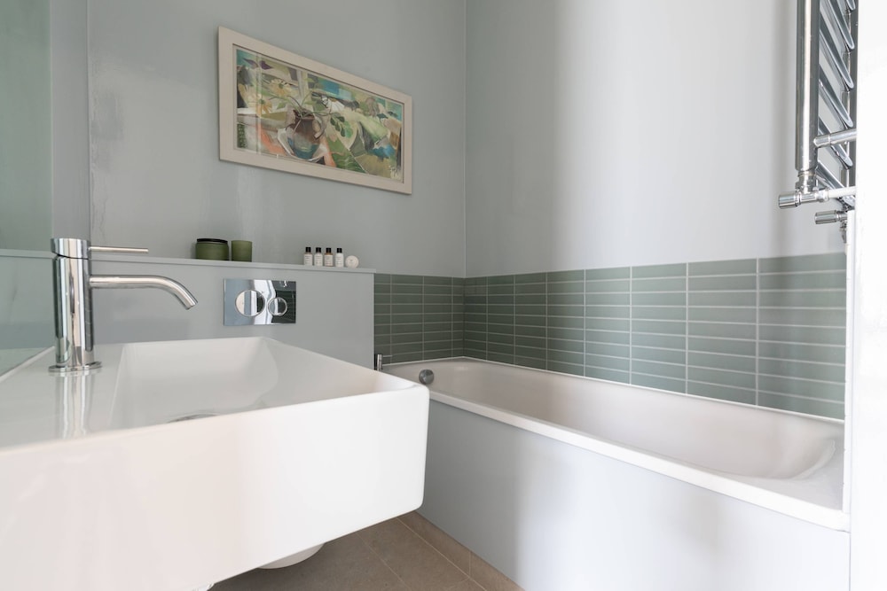 Southwell Gardens II by Onefinestay