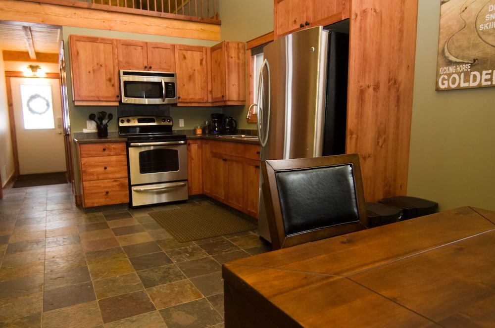 Cedar House Restaurant & Chalets