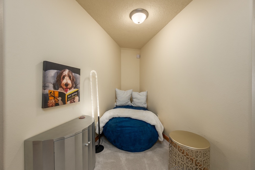 Family-Friendly Dara Oaks Home with Private Hot Tub and BBQ on the Deck by RedAwning