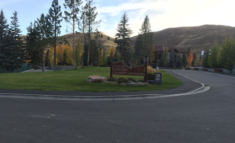 Elkhorn Village - Property Image 12