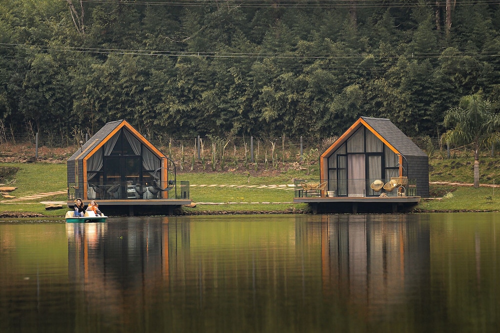 Celeiro Lake Village