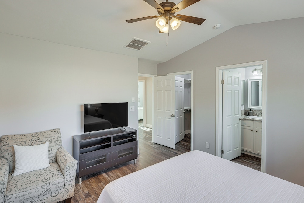 Bakersfield Home w/ Pool Table, Cornhole + More!