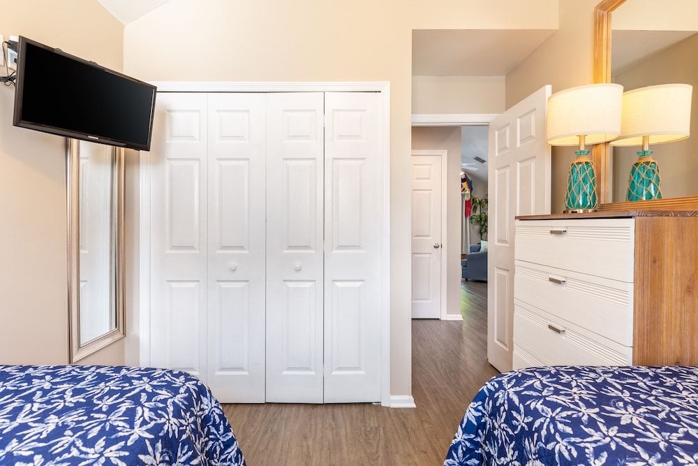 Parrot Perch by Avantstay Old Town Key West w Shared Pool Week Long Stays Only