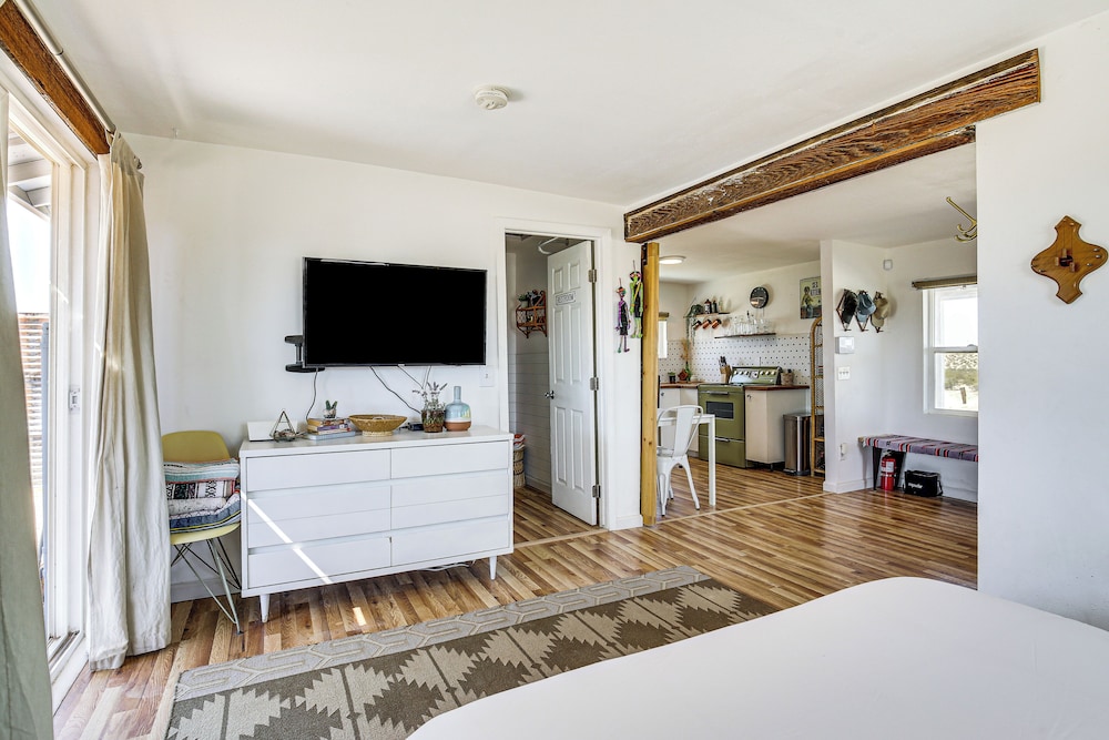 Boho Bungalow w/ Hot Tub: 16 Mi to Joshua Tree NP