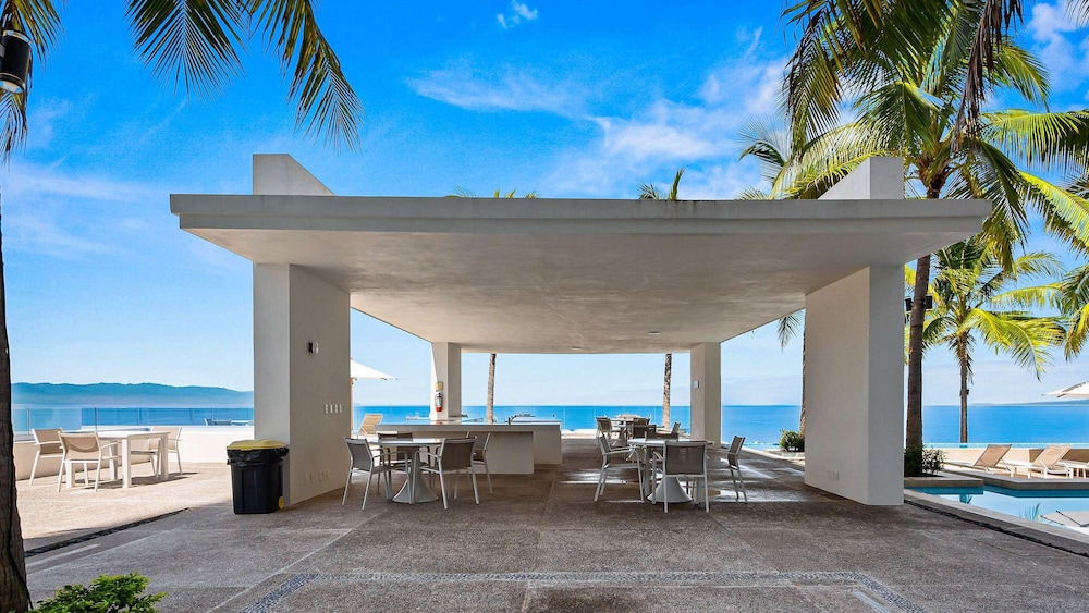 Stunning Beachfront Condo Sea Views Pools