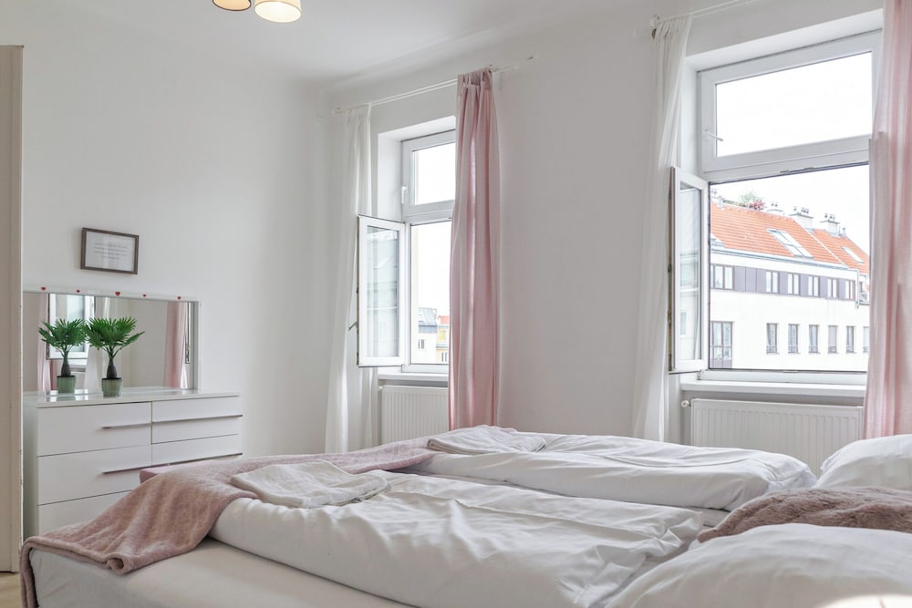 Elegant Room Shared Apt Heart of Vienna