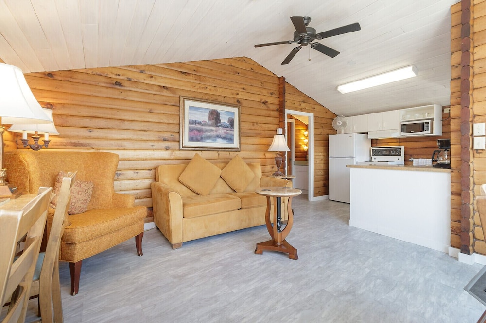 The Cedarwood Inn & Suites