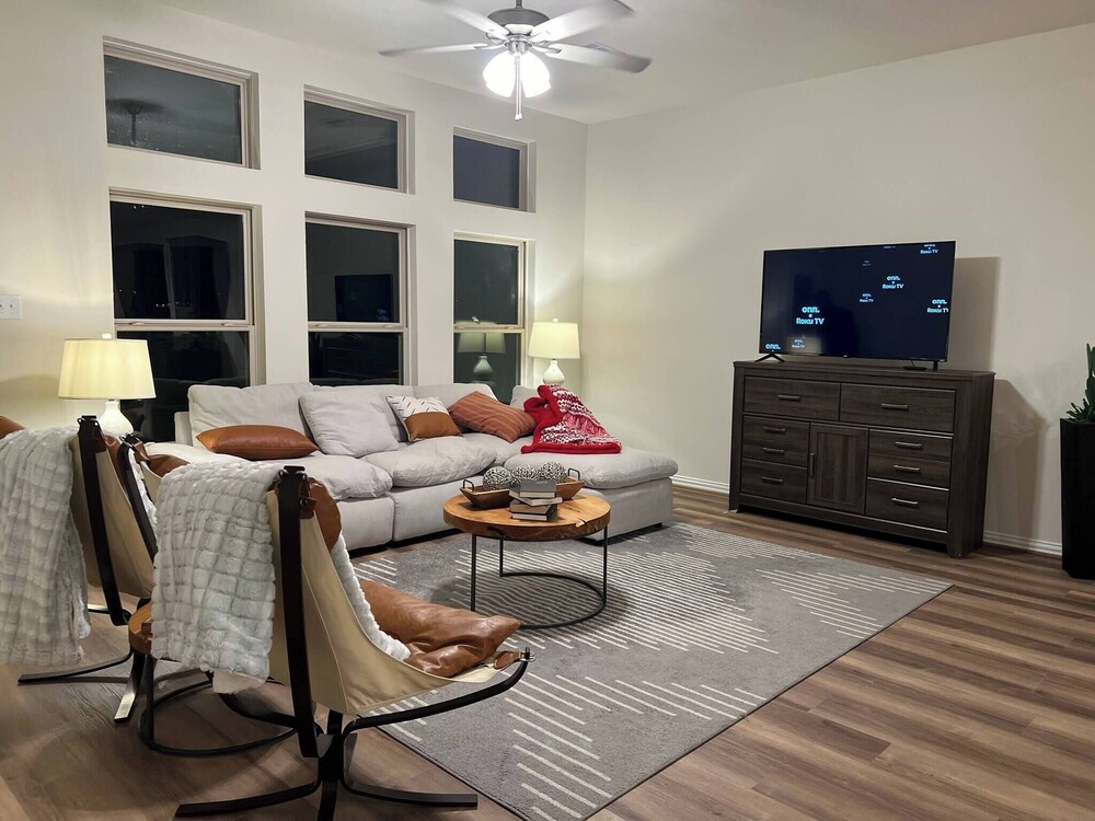 Balmoral Lakeside 5br 4ba House