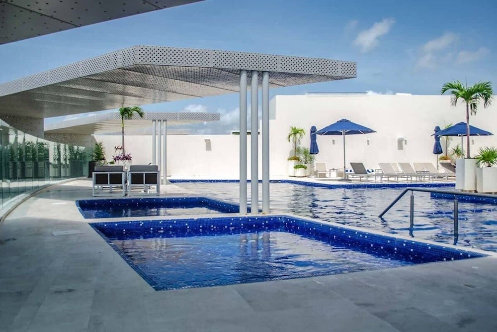 1 Br Steps From the Beach Roof w Ocean View