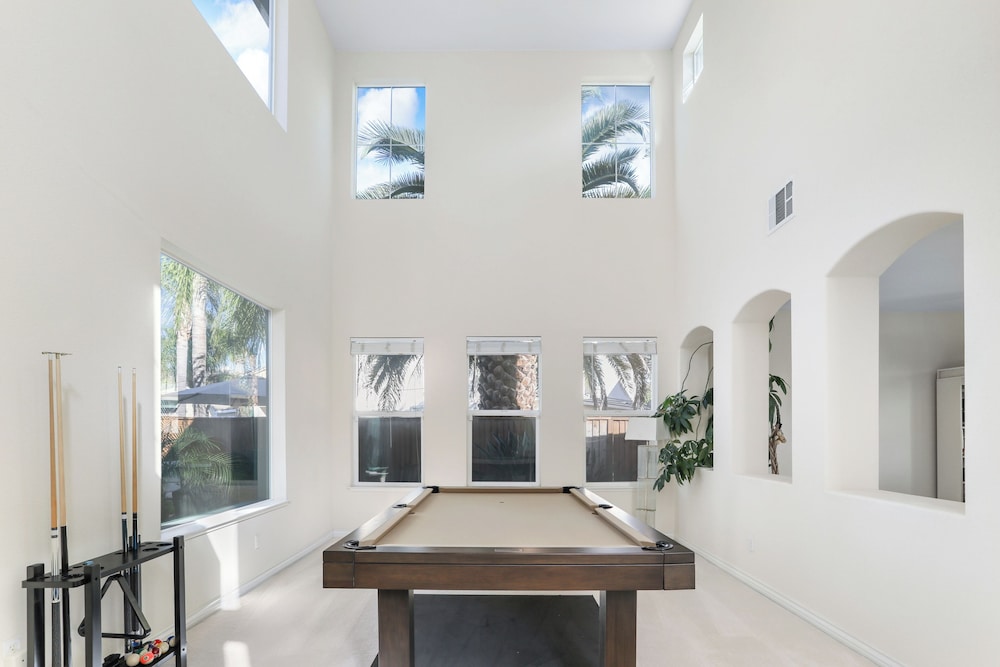 3 Mi to Main St Tracy: Homey Retreat w/ Game Room!