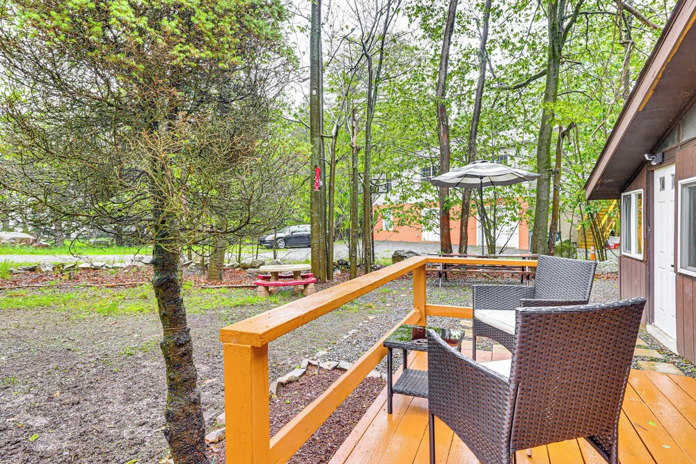 Pool & Lake Access: Family Poconos Cabin w/ Deck