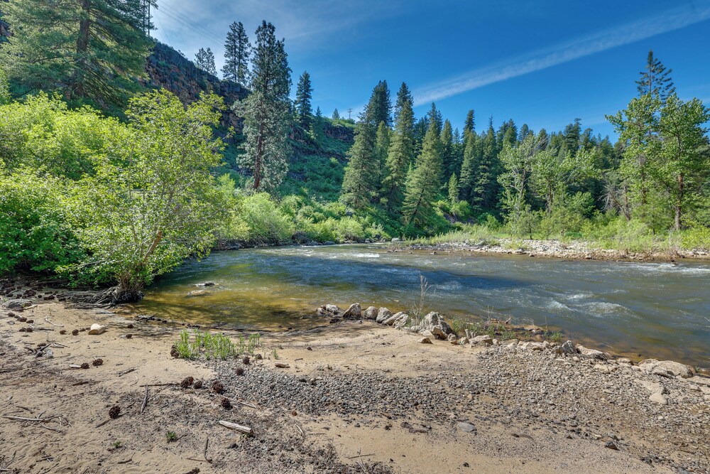 Riverfront & Lake Retreat: 17 Mi to Lucky Peak!