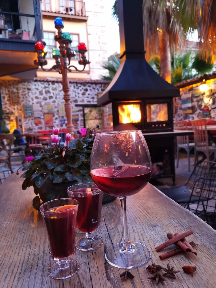 Old House Pub Hotels