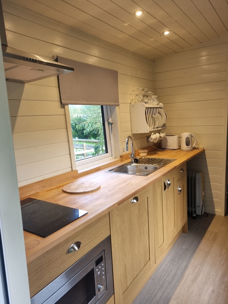 Glamping Hut - Riverview 4 view 5