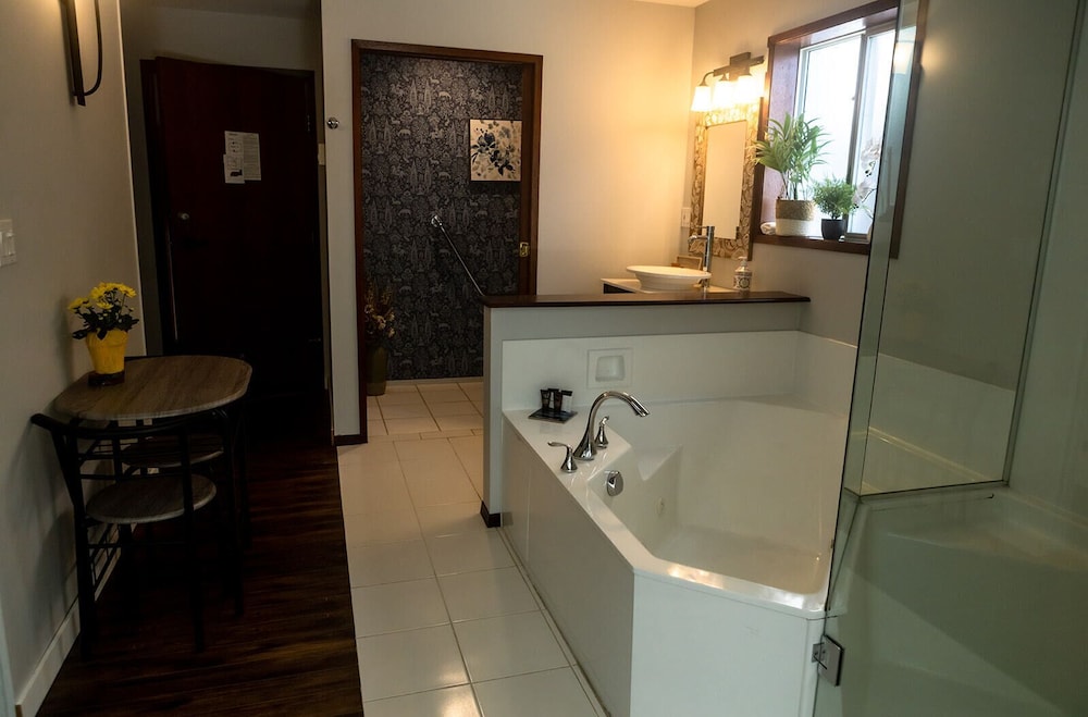 Tofino Vacations - Lunar Cove Inn - Property Image 12