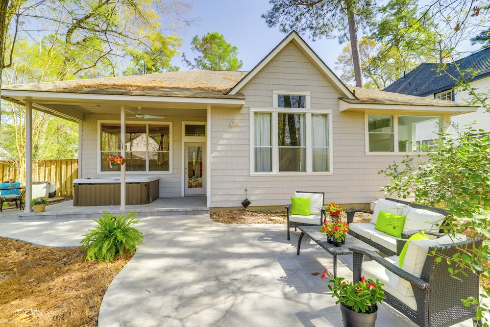 Hot Tub, Fire Pit: Retreat in The Woodlands!