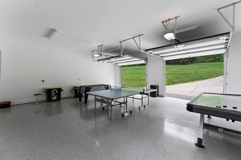 Luxury Lakefront Stay Private Dock, Indoor/outdoor Pool The Retreat