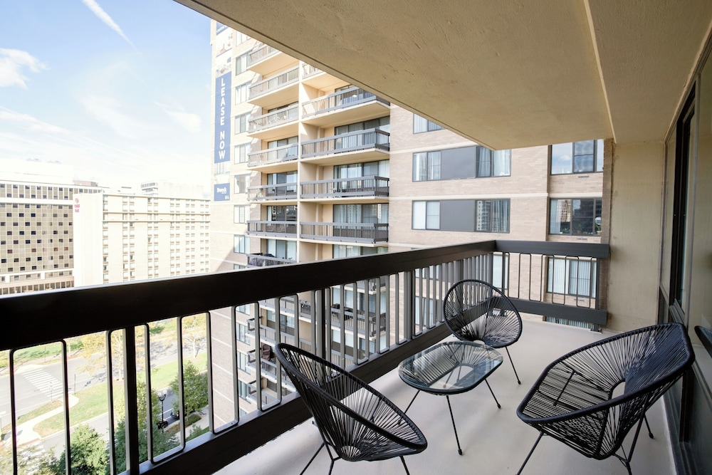 Crystal City Modern Apt w Gym