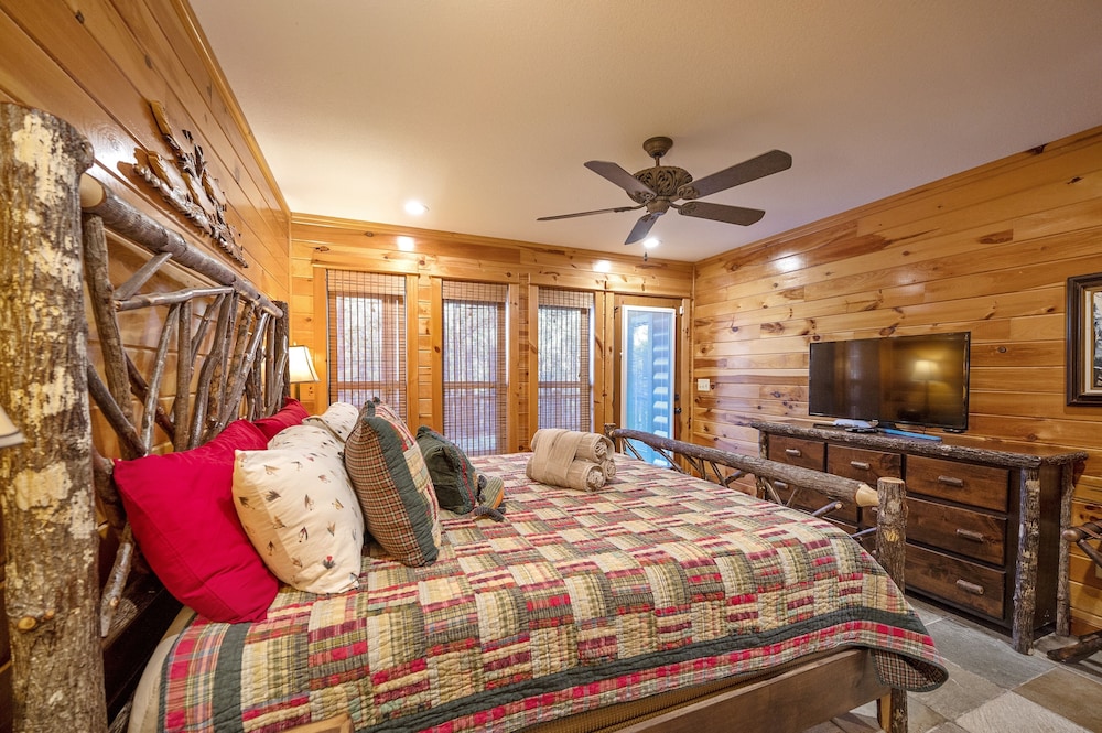 Chautauqua 2 Bedroom Cabin by Redawning view 5