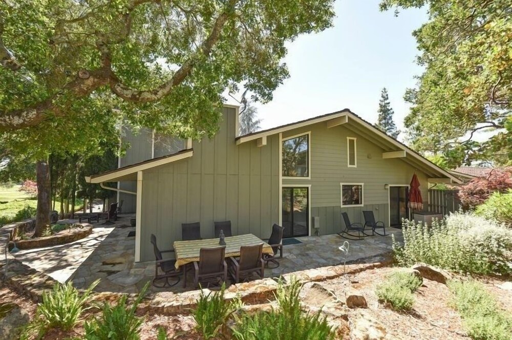824 Oak Creek At Silverado 3 Bedroom Condo by RedAwning view 3