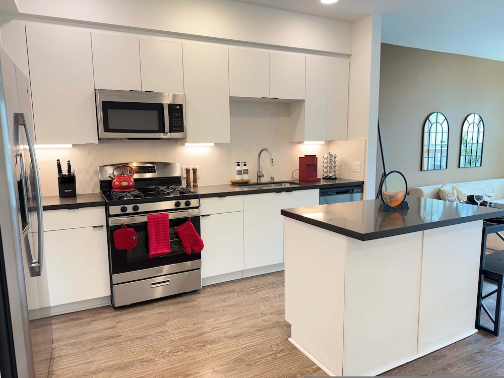 Luxury Stay Near Disneyland Pool Gym Free Parking