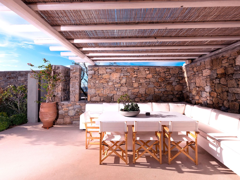 Kounoupas Complex by Mykonos Rocks