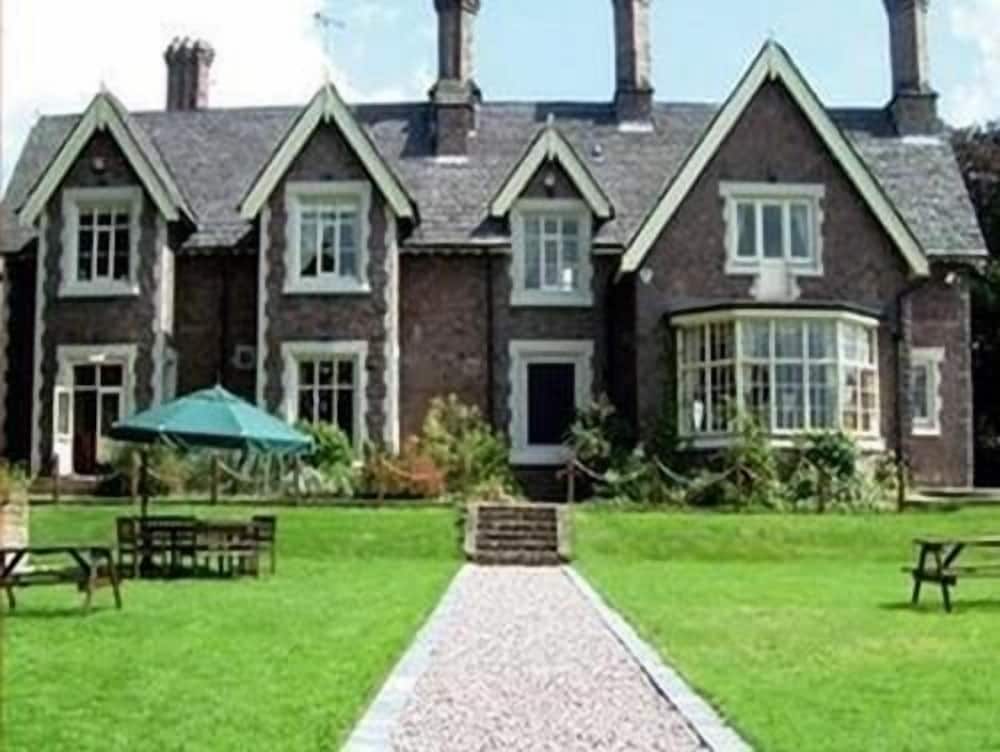 Hotel The Hunting Lodge - Image 1