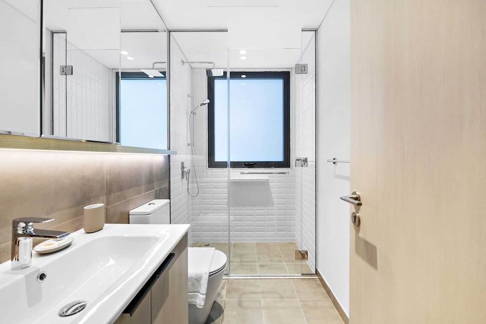 Silkhaus New Modern in JVC Convenient Location