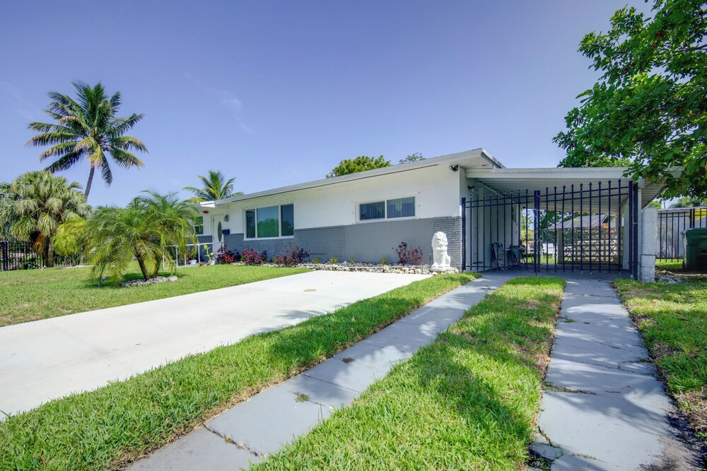 < 3 Mi to Hard Rock Stadium: Miami Home w/ Sunroom