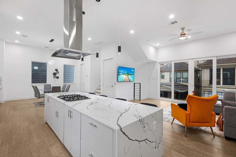 Houston 6 Bedroom Home