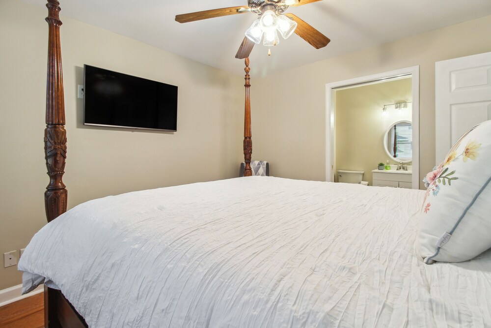 Savannah Home w/ Patio & Grill ~ 2 Mi to Downtown view 3