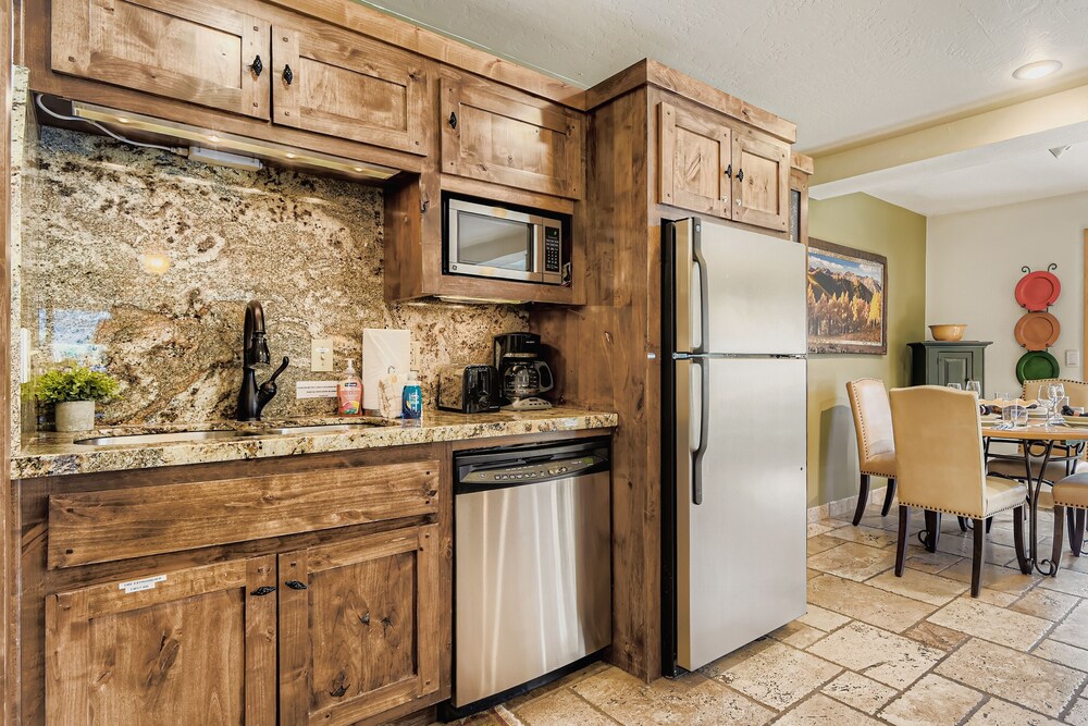 Charming 2br Escape Hot Tub, Bbq & Mountain Comfort 1424 2 Bedroom Condo