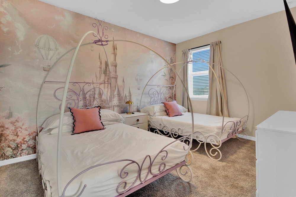 Sleeps 20! 9bdr, Star Wars-themed Game Room, Pool, Hot Tub Nassau by Avantstay