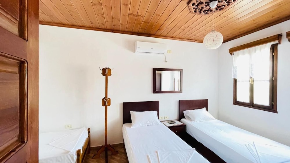 Denis - Private Rooms Guesthouse Gjirokastra