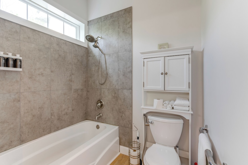 Steps to Buckeye Lake: Family-friendly Home