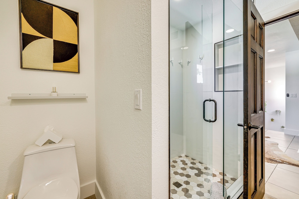 Modern Scottsdale Townhome w/ Heated Pool Access